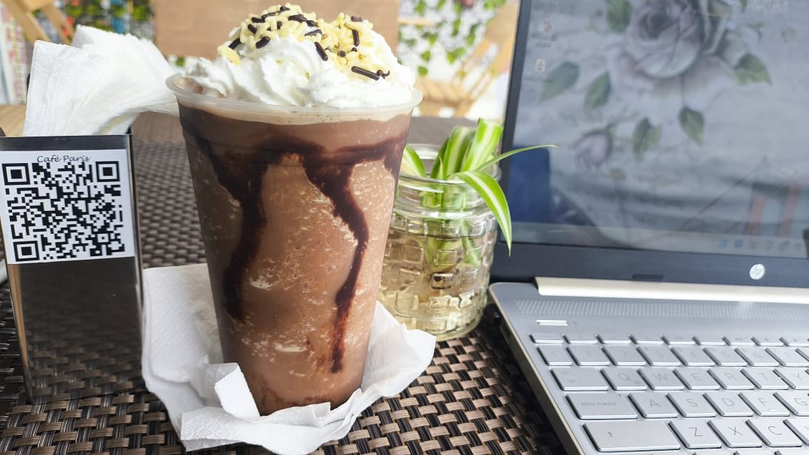 Frappé de chocolate servido en la mesa.